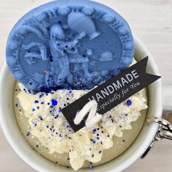 Aquarius Zodiac Candle Gift Set – 11oz Layered Mug Candle + Resin Keychain - Picture 5 of 11